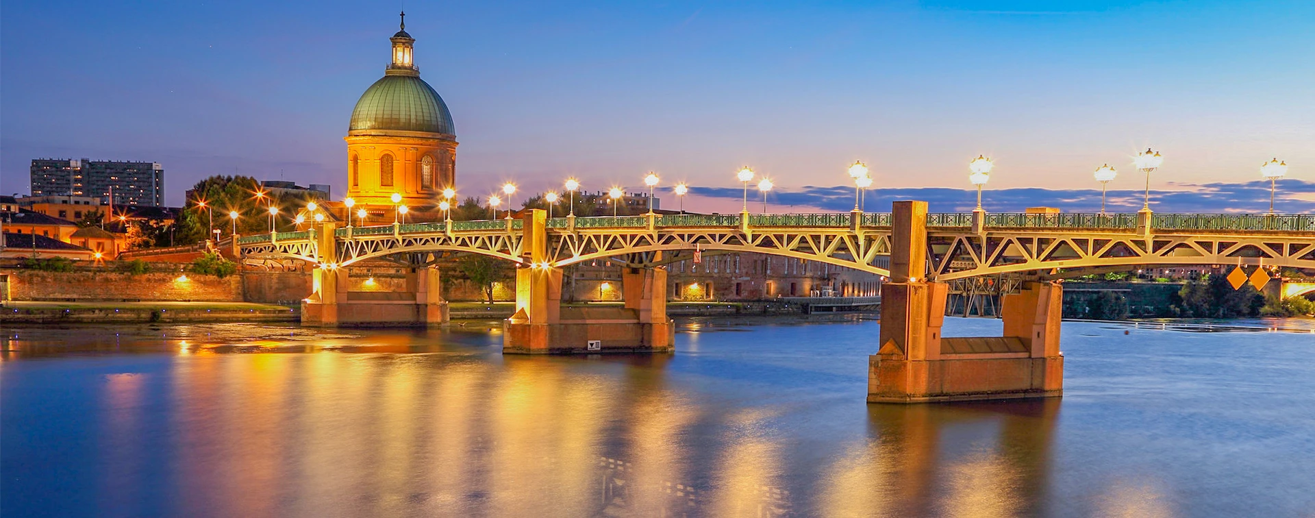 visiter la ville rose de nuit