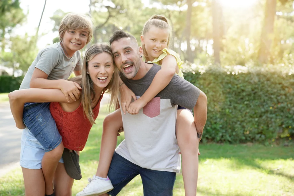 famille heureuse dans un camping en hate garonne ensoleillée à l'herbe verte